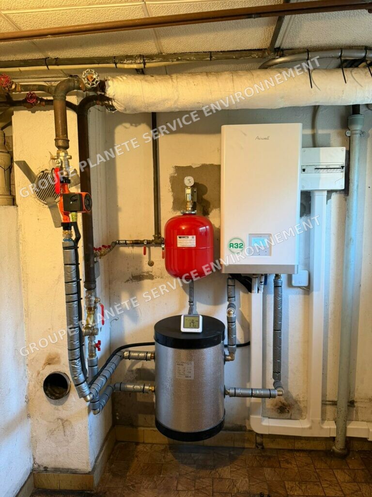 Installation d’une pompe à chaleur Airwell 14 kW triphasée et d’un ballon électrique 200 L à Richemont