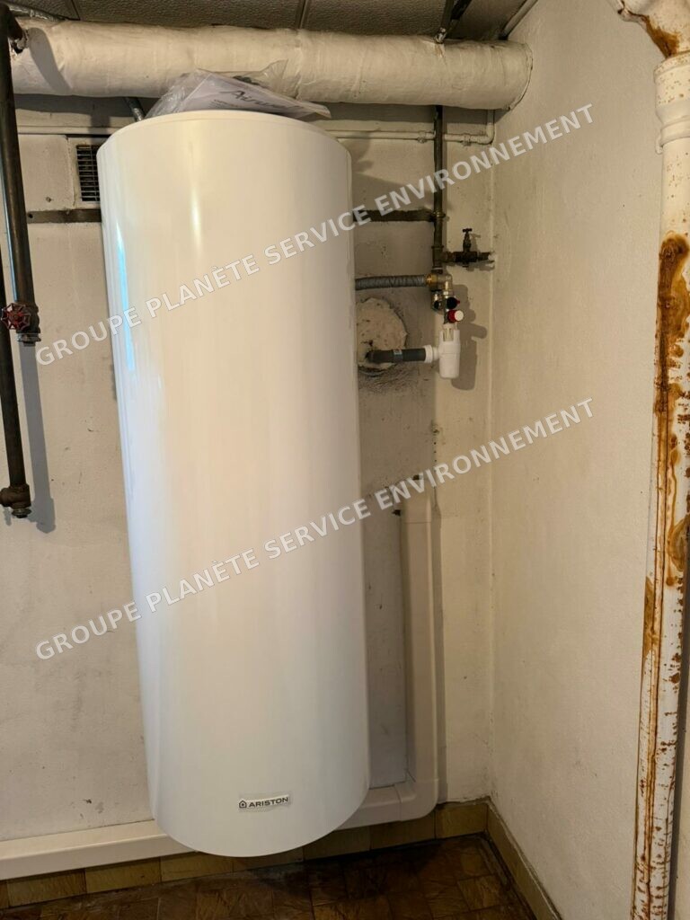 Installation d’une pompe à chaleur Airwell 14 kW triphasée et d’un ballon électrique 200 L à Richemont