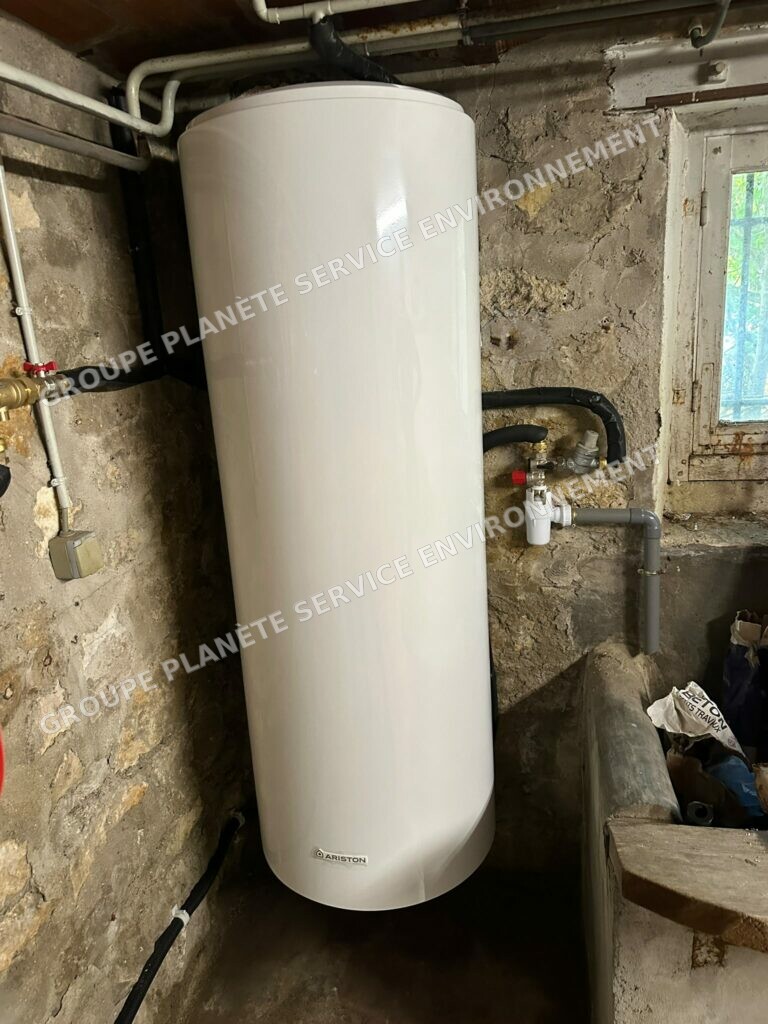 Installation d'une pompe à chaleur air/eau Intuis 11 kW et d'un ballon électrique 200 L à Saint-Pierre-lès-Nemours (77)