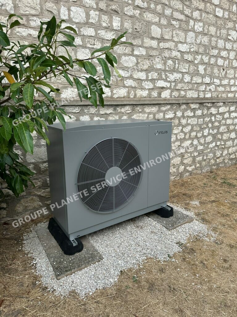 Installation d&rsquo;une pompe à chaleur air/eau Intuis 11 kW et d&rsquo;un ballon électrique 200 L à Saint-Pierre-lès-Nemours (77)