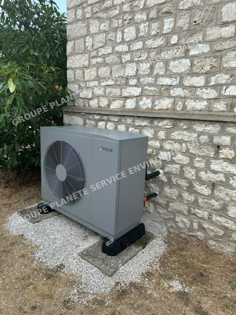 Installation d'une pompe à chaleur air/eau Intuis 11 kW et d'un ballon électrique 200 L à Saint-Pierre-lès-Nemours (77)