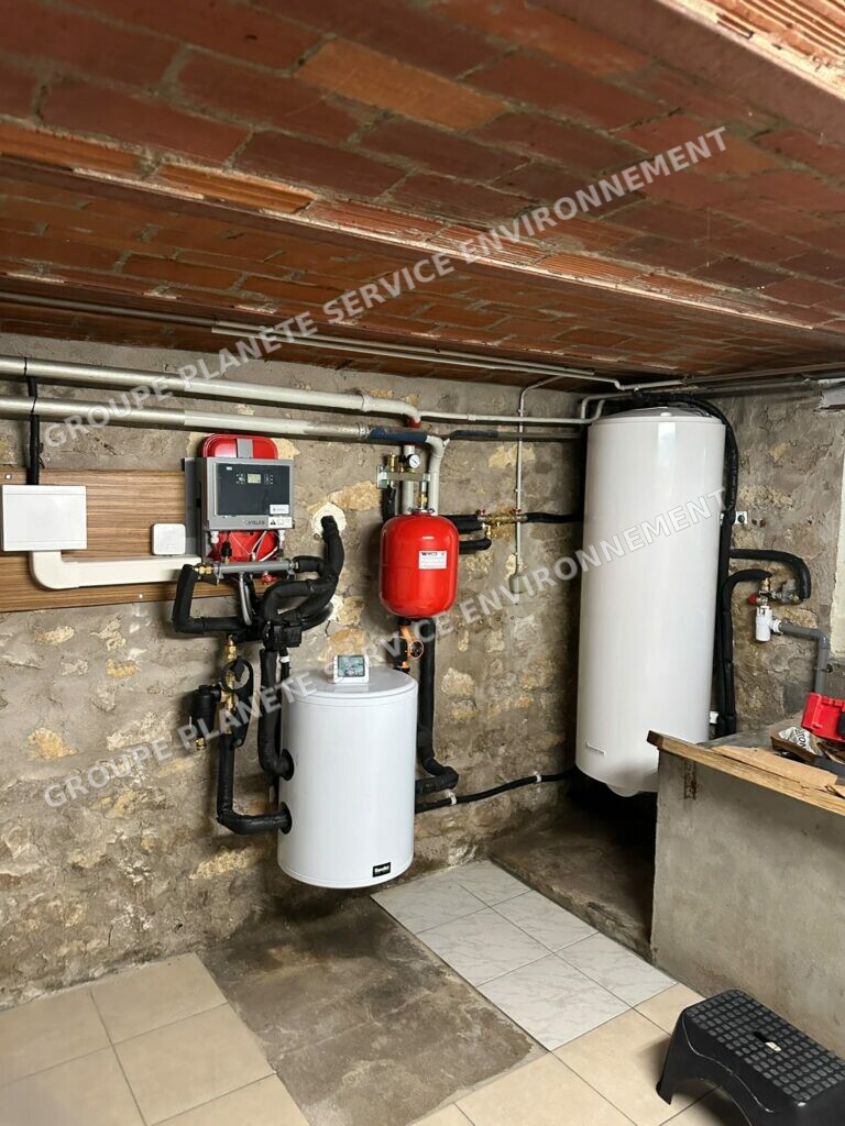 Installation d'une pompe à chaleur air/eau Intuis 11 kW et d'un ballon électrique 200 L à Saint-Pierre-lès-Nemours (77)